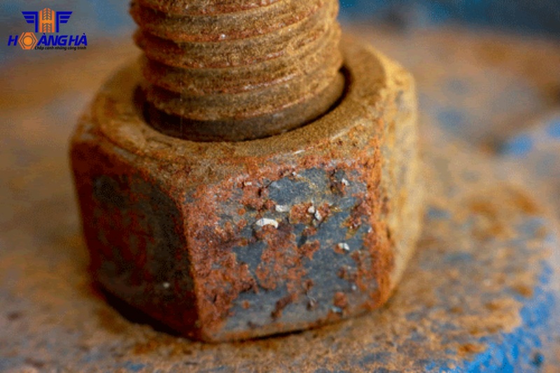 Sử dụng dụng cụ tháo ốc vít chuyên dụng