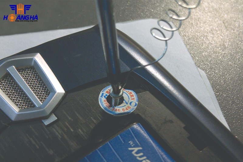 Cách vặn ốc vít bị toét đầu nằm sâu dưới bề mặt