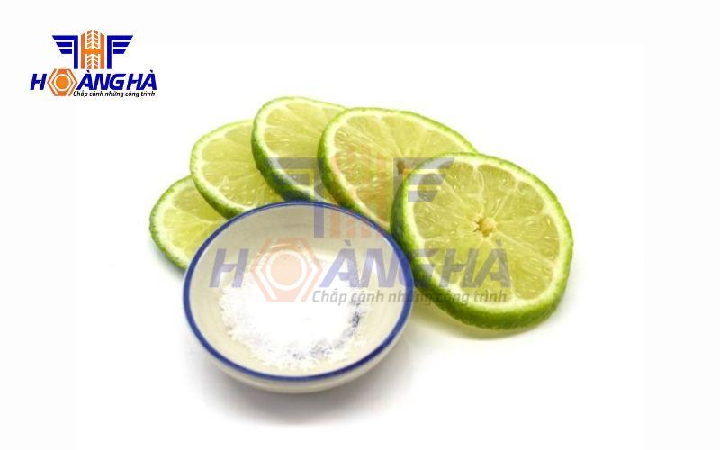 Dùng chanh và muối để tẩy rỉ sét