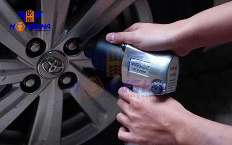 Máy siết bu lông trong sửa chữa ô tô, xe máy