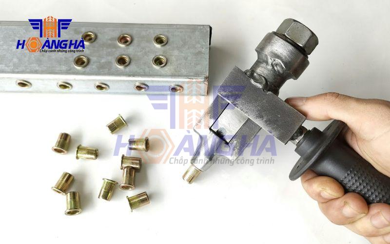 Cách lắp đai ốc đinh tán