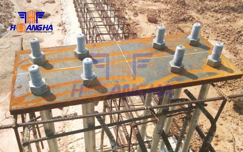 Bu lông neo chân cột thép là gì