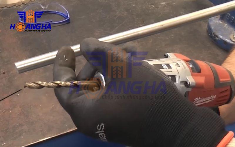 Lắp mũi khoan cacbua vào máy khoan