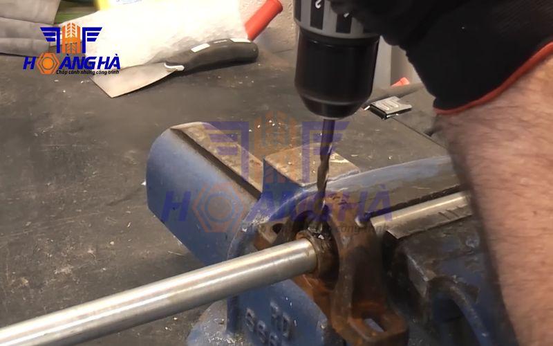 Sử dụng dụng cụ nhổ vít