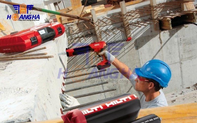 Quá trình thi công bulong hóa chất cần đảm bảo chính xác, chuyên nghiệp