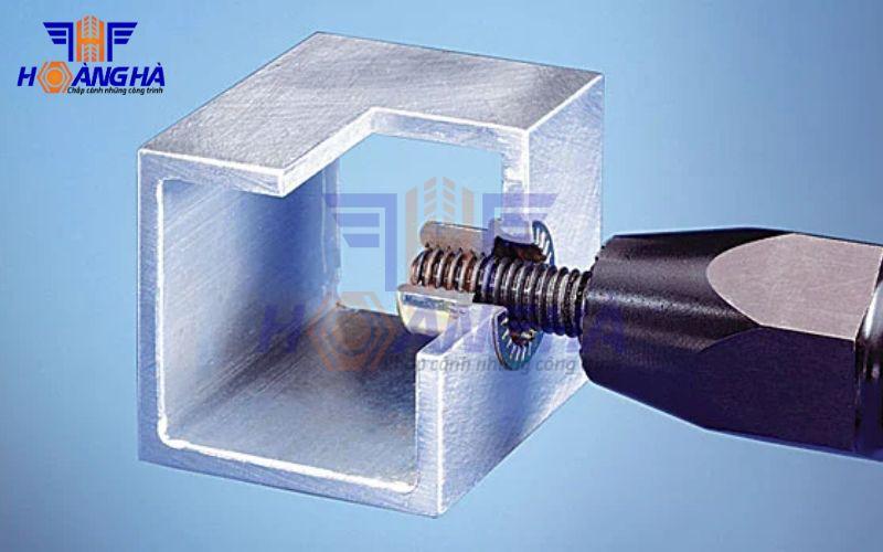 Bắn tán vuông góc với bề mặt vật liệu