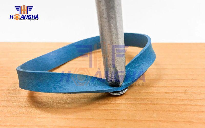 Sử dụng miếng cao su tăng ma sát để tháo ốc lục giác trờn