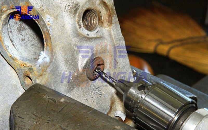 Dùng mũi khoan xử lý ốc lục giác bị trờn