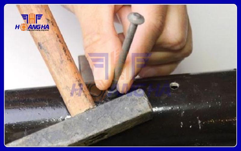 Vặn ốc nhỏ bằng con ốc khác