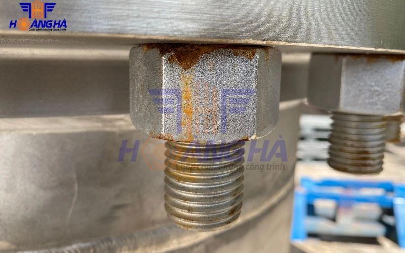Bu lông nở bị xoay khi siết